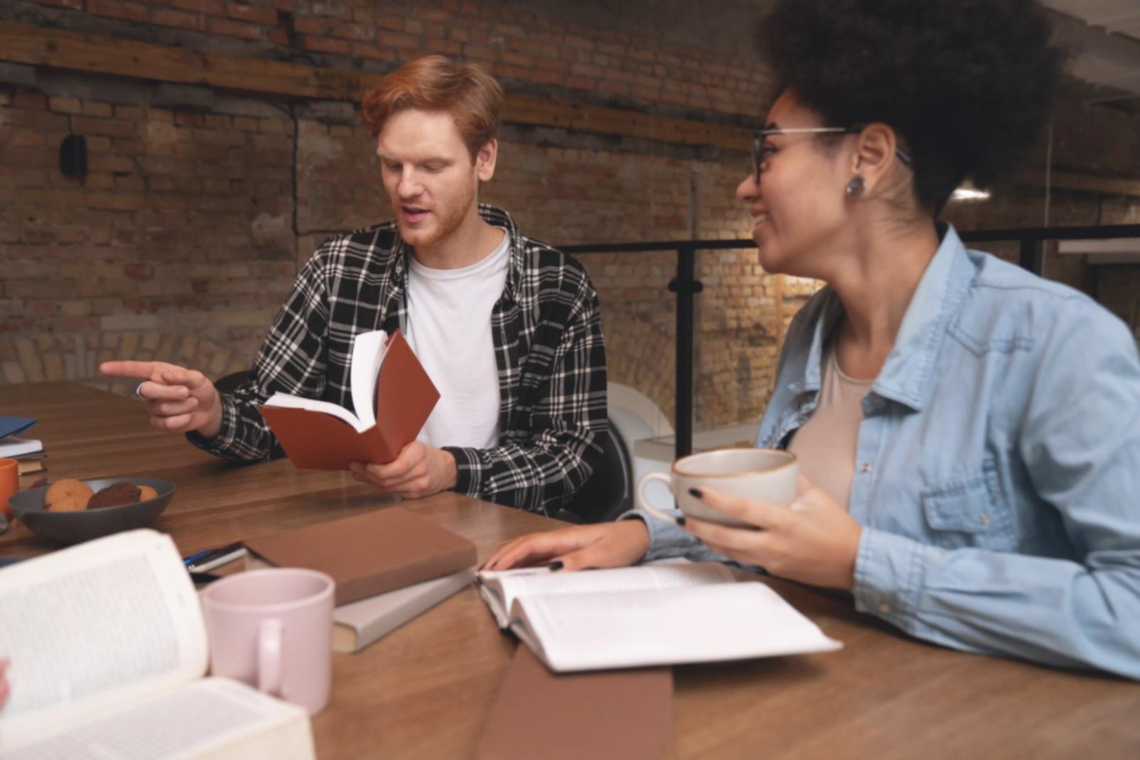 Estudiantes trabajando con herramientas financieras en un entorno colaborativo
